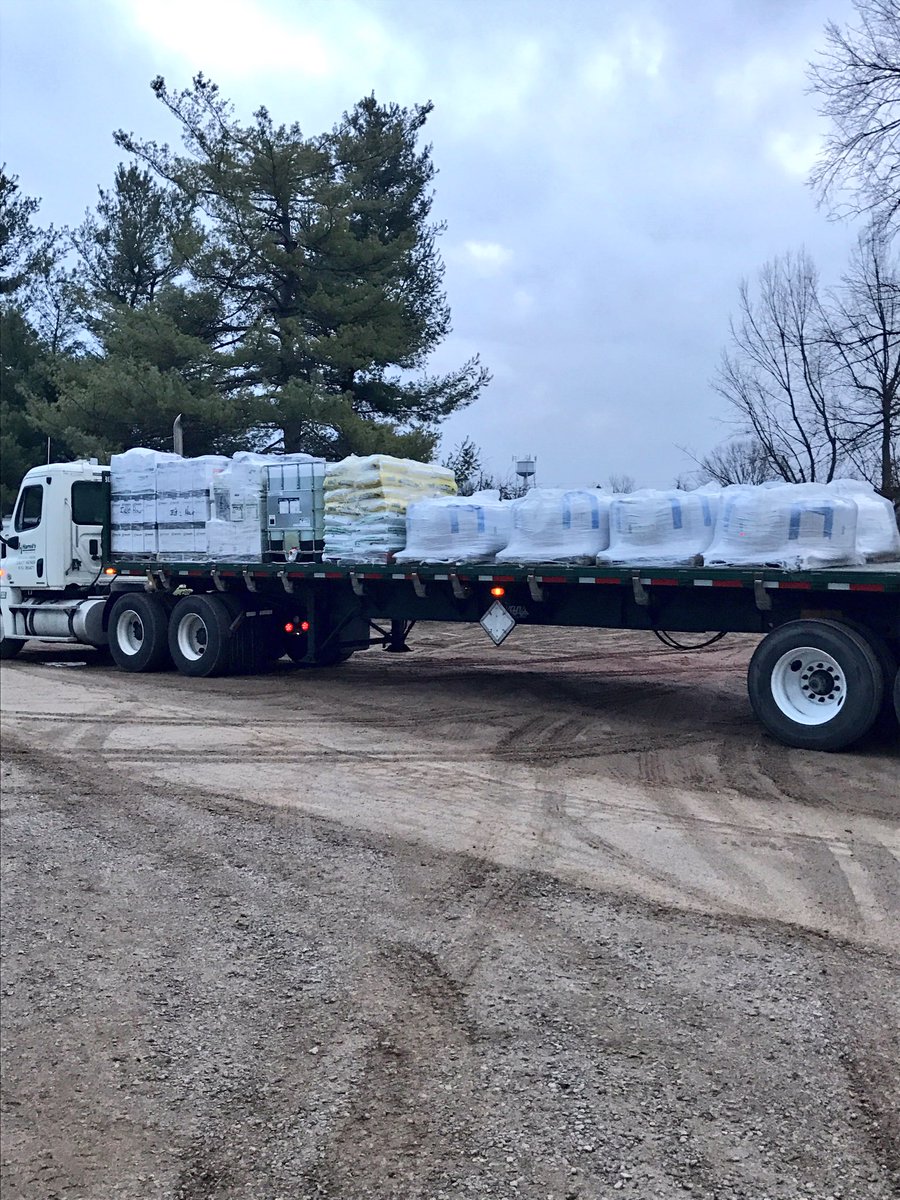 LeefordSimpson's tweet photo. 2017 eop arriving at Idle Hour Country Club @claystewart58 @HarrellsLLC Max &amp; Fertilizer  @SyngentaTurf @jimelliss #GoTime #DivotMix #⛳️🐍 🏇🏿 https://t.co/zUr5syGglZ