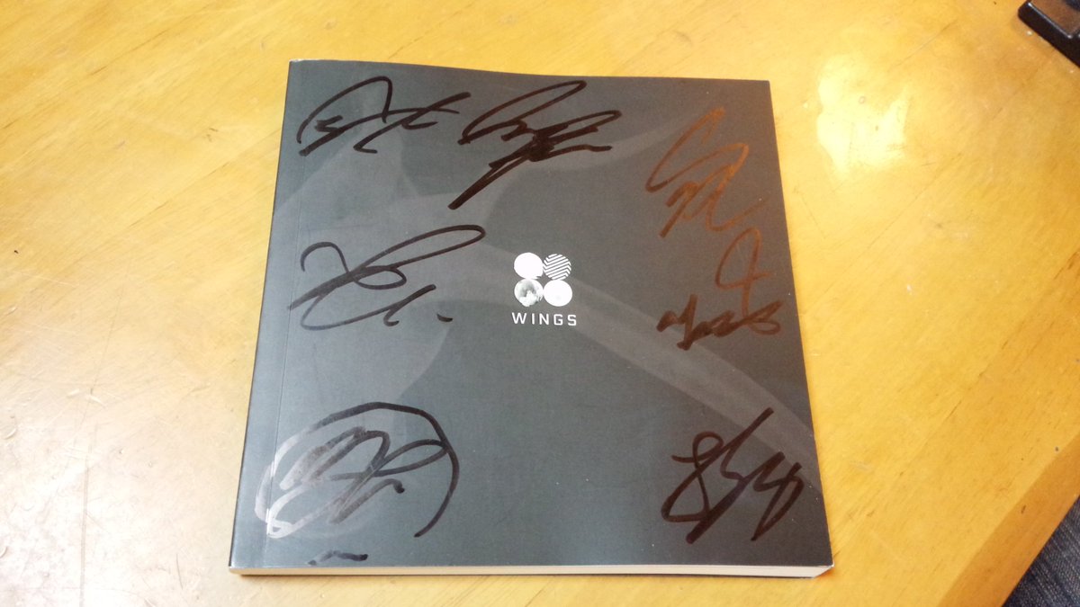 KOOK_BTS_V's tweet photo. バンタンからのソンムルㅠㅠㅠㅠ

全員のサイン付き
フォトセットとアルバムWINGS
本当にありがとうございます😂

この恩一生かけてかえします(><)󾬍

방탄소년단 고마워♡ 사랑해♡

#SNOW #BTSXSNOW 
@BTS_twt @bts_bighit https://t.co/IxwjiVQNZH