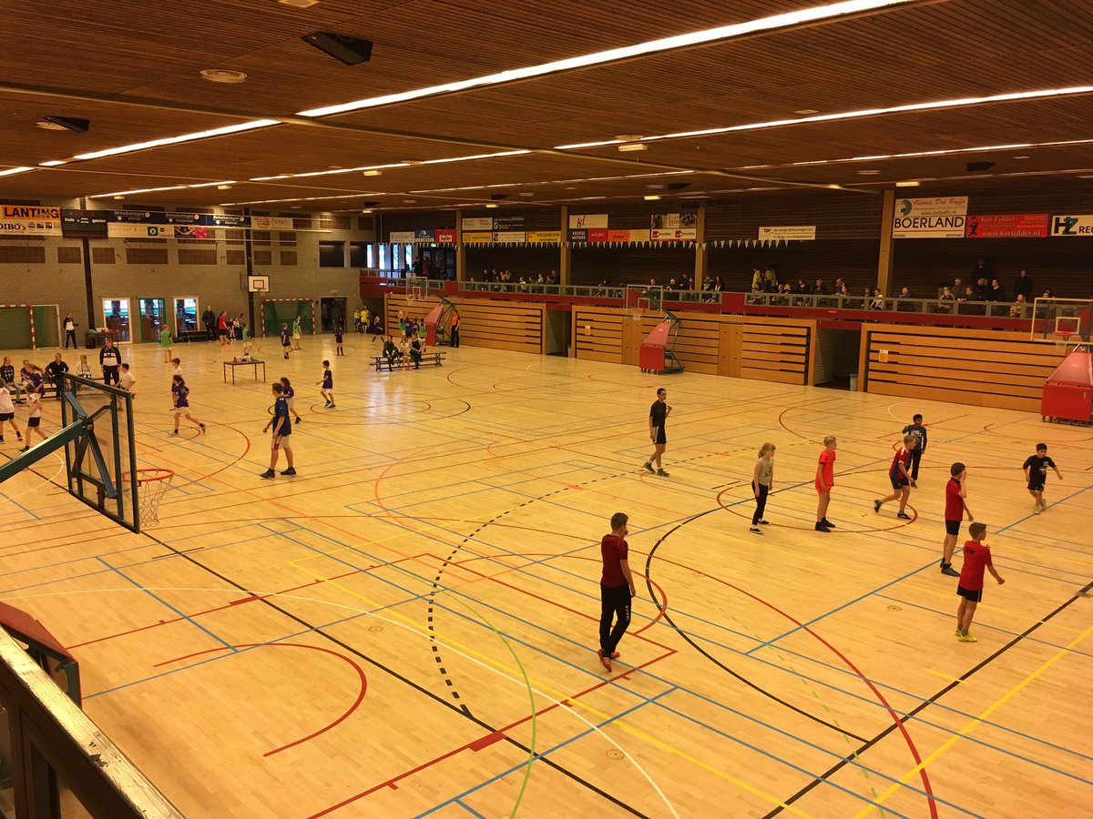 Het basketbaltoernooi i.s.m. <a href="/ebvmustangs/">EBV Mustangs</a> voor kinderen uit de groepen 6/7/8 is inmiddels in volle gang! #EmmenSportief