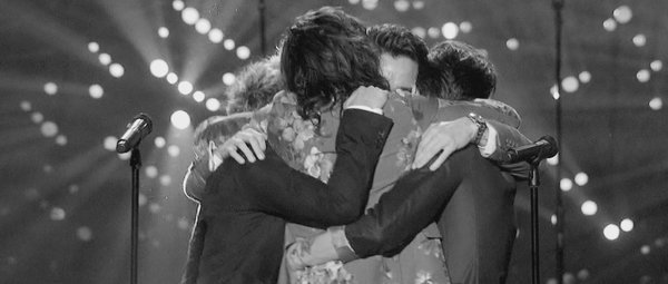 seven_erica's tweet photo. Congratulations guys!!!
#brits #bestbritishvideo #onedirection #history
@NiallOfficial @LiamPayne @Louis_Tomlinson @Harry_Styles https://t.co/mIoahaNXUn