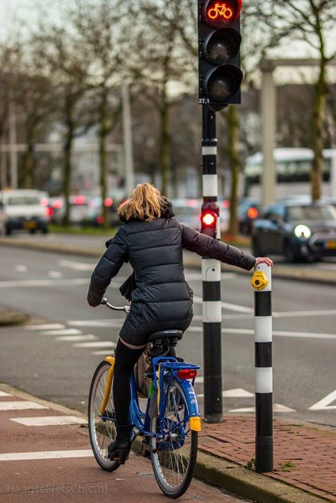 HaagseFietsChic's tweet photo. Sometimes it’s just easier to hold on, than to put a foot down. ;-) #HaagseFietsChic #FietsChic #LovesBikes #CycleC… https://t.co/Ola7gnpZ6Q