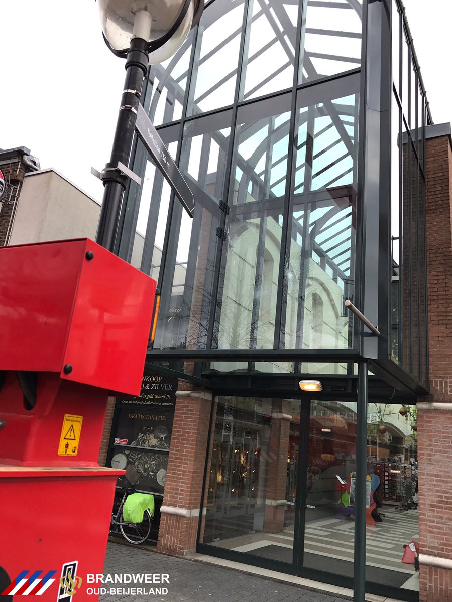 BrandweerOBL's tweet photo. #HW5451 is ter plaats geweest aan de #OostVoorstraat #OudBeijerland voor een #Stromschade. https://t.co/VegxktgcRS