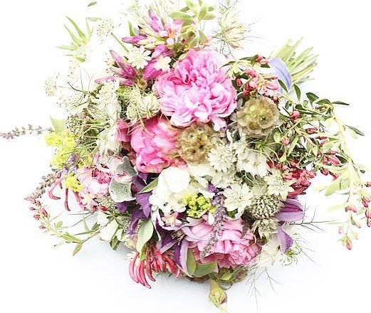 One if those garden style bouquets !  #weddingflowers #gardenwedding #stylingtheseasons #p… ift.tt/2kQfwlx