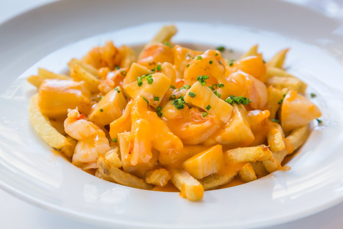 chezdelmo's tweet photo. la #Poutine en special ce soir au bar à partir de 18:00 aussi le crabcake, les #huitres à $1, le #fishandchips #HappyHour https://t.co/fkMQJAiI0e