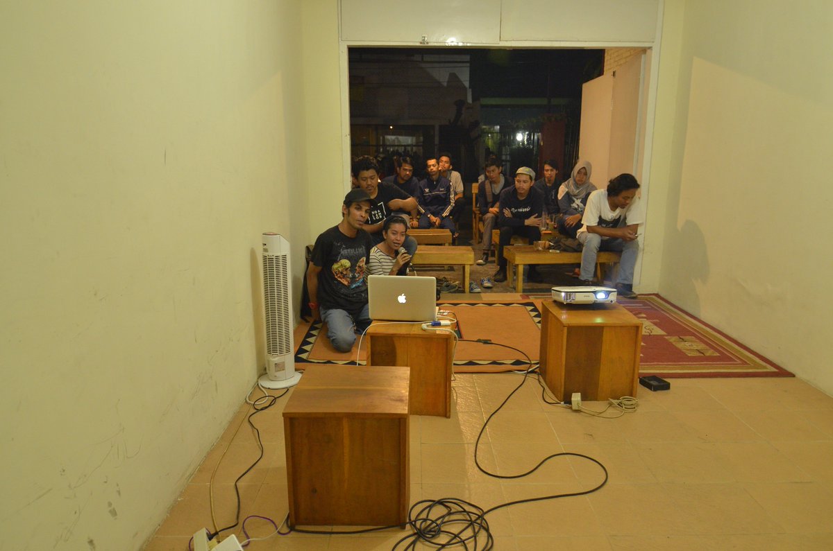 #Throwback Pemutaran film dokumenter "Rock In Solo (2011)" by Kamerad Edmond (Bogalakon Pictures),dimoderatori <a href="/samacksamakk/">samack</a> 
#ParadeFilmMLG