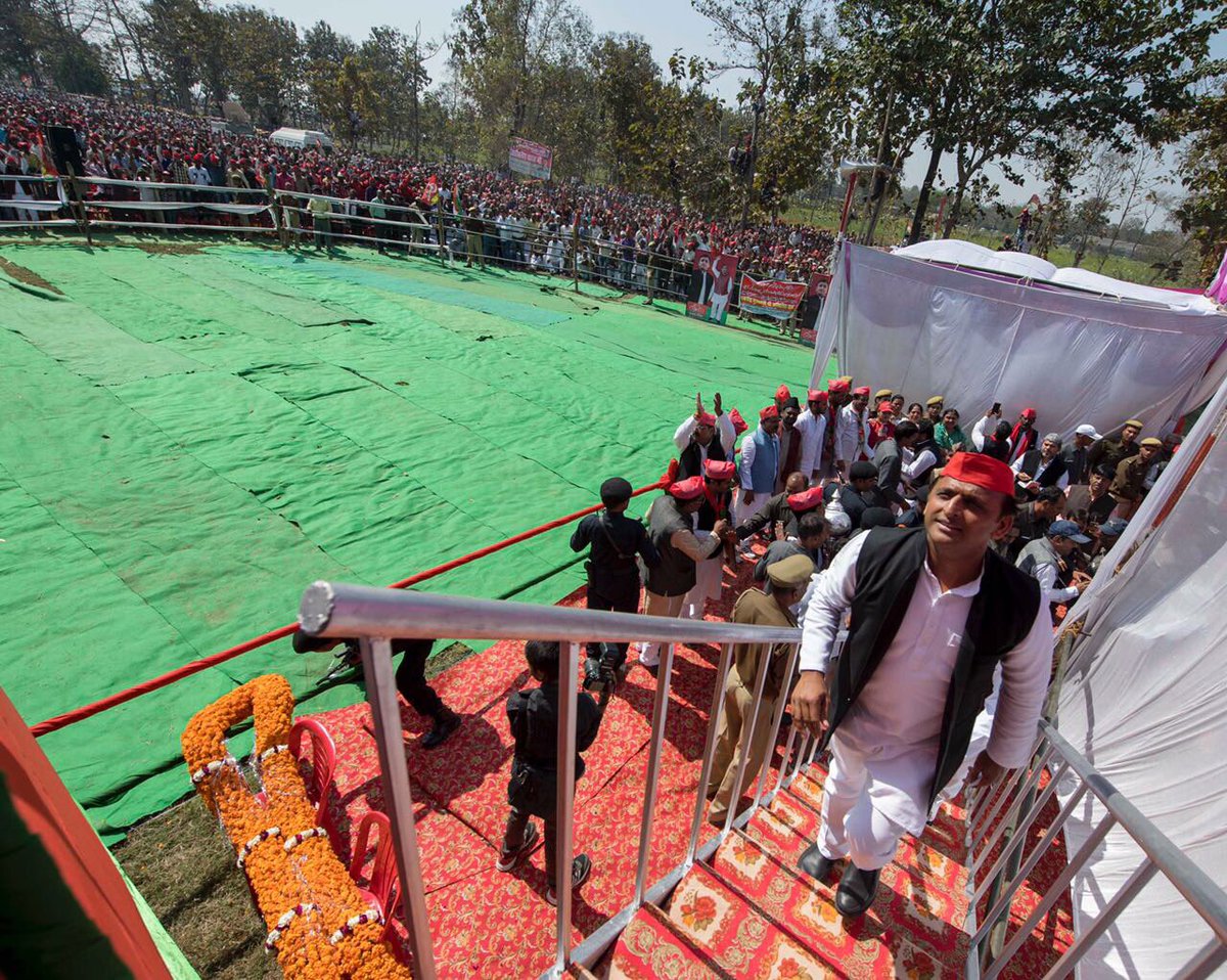 yadavakhilesh's tweet photo. Today's rallies had overflowing crowds at Tulsipur, Balrampur, Gonda and Faizabad. 
साइकिल चलती जायेगी...आगे बढ़ती जायेगी... https://t.co/0pTpOSkMea