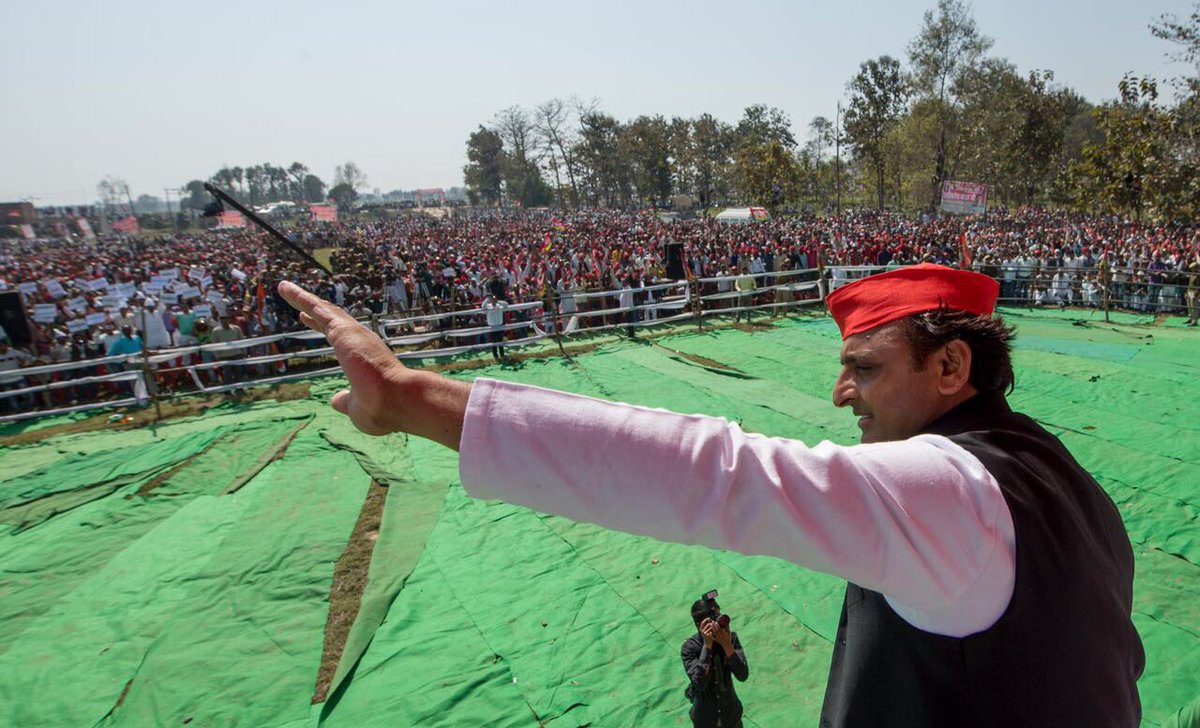 yadavakhilesh's tweet photo. Today's rallies had overflowing crowds at Tulsipur, Balrampur, Gonda and Faizabad. 
साइकिल चलती जायेगी...आगे बढ़ती जायेगी... https://t.co/0pTpOSkMea