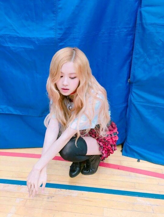 roses_are_rosi's tweet photo. #BLACKPINK #ROSΓ #BLINKS #λΈλνν¬ #λ‘μ #λΈλ§ν¬ #200DAYSSINCEDEBUT #LOVEUBAES ππThankful to all my Blinks ππ κ³ λ§μ΄ μ°λ¦¬ λΈλ§ν¬! I'm lost kid without you β¨ https://t.co/Z36K9TTsFz