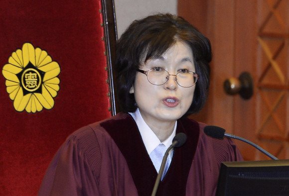 세상에~ 헌재 재판관들, 변호인 막말에 참다참다 몸에 사리 나올판!
헌재는 탄핵인용하면 아스팔트가 피로 물들거라는 참혹한 협박을 왜방치하는가!
형법138조 법정모욕죄나 법원조직법61조따라 감치시켜
재판정인지 대한문인지 모르는 분들에게 법의위엄 보이길