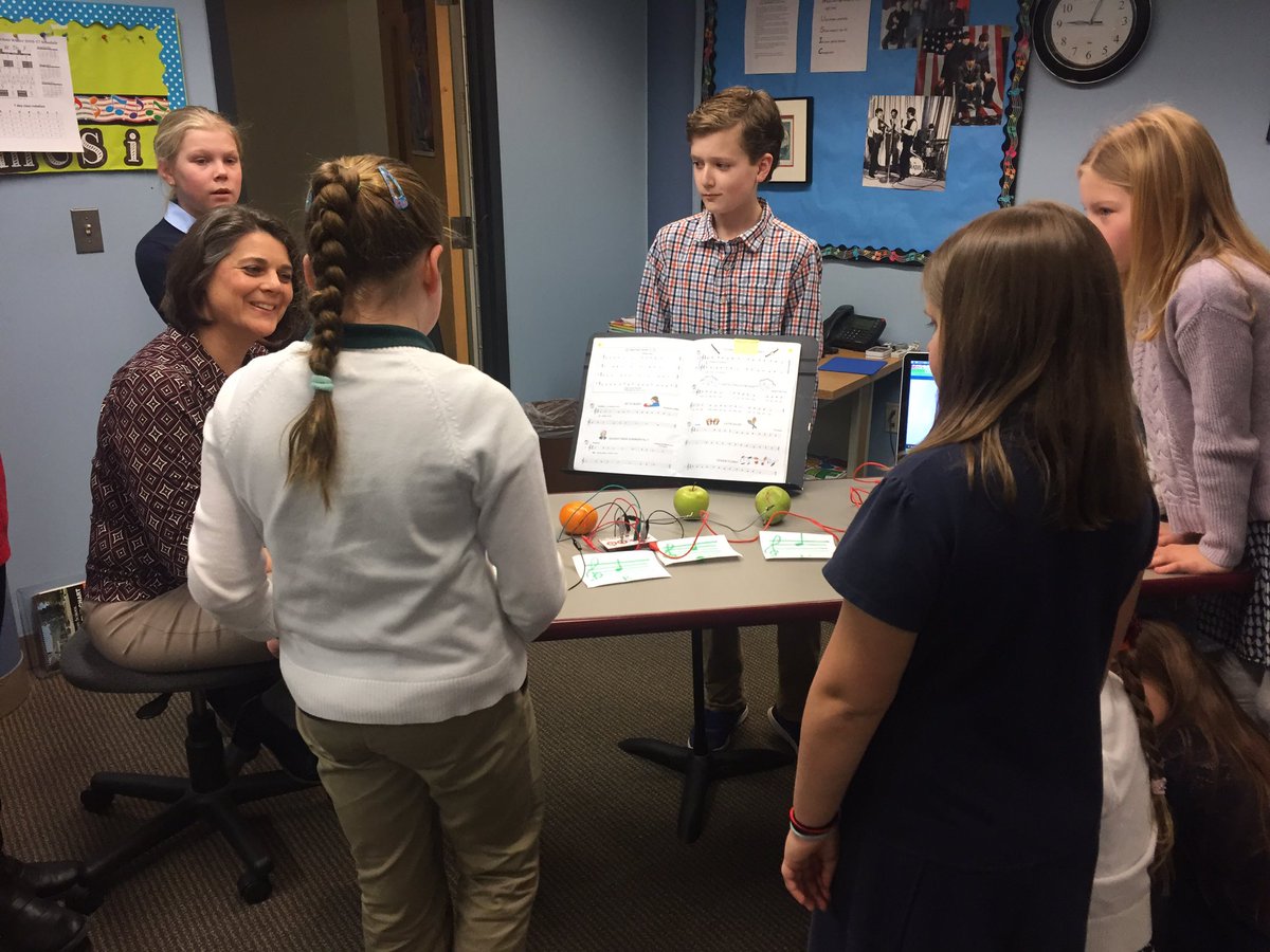 RectorySchoolCT's tweet image. The 4th-grade class took their circuits &amp;amp; pathways unit to music &amp;amp; played the fruit piano through @scratch &amp;amp; @makeymakey #HighValueLearning