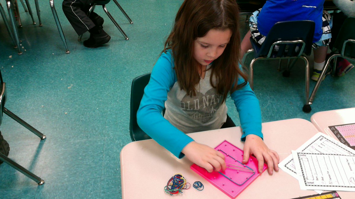 DES1stGrade's tweet photo. Using geoboards to divide shapes into equal parts. #AACPSAwesome @DESAACPS https://t.co/Xv7WzQ0SVs