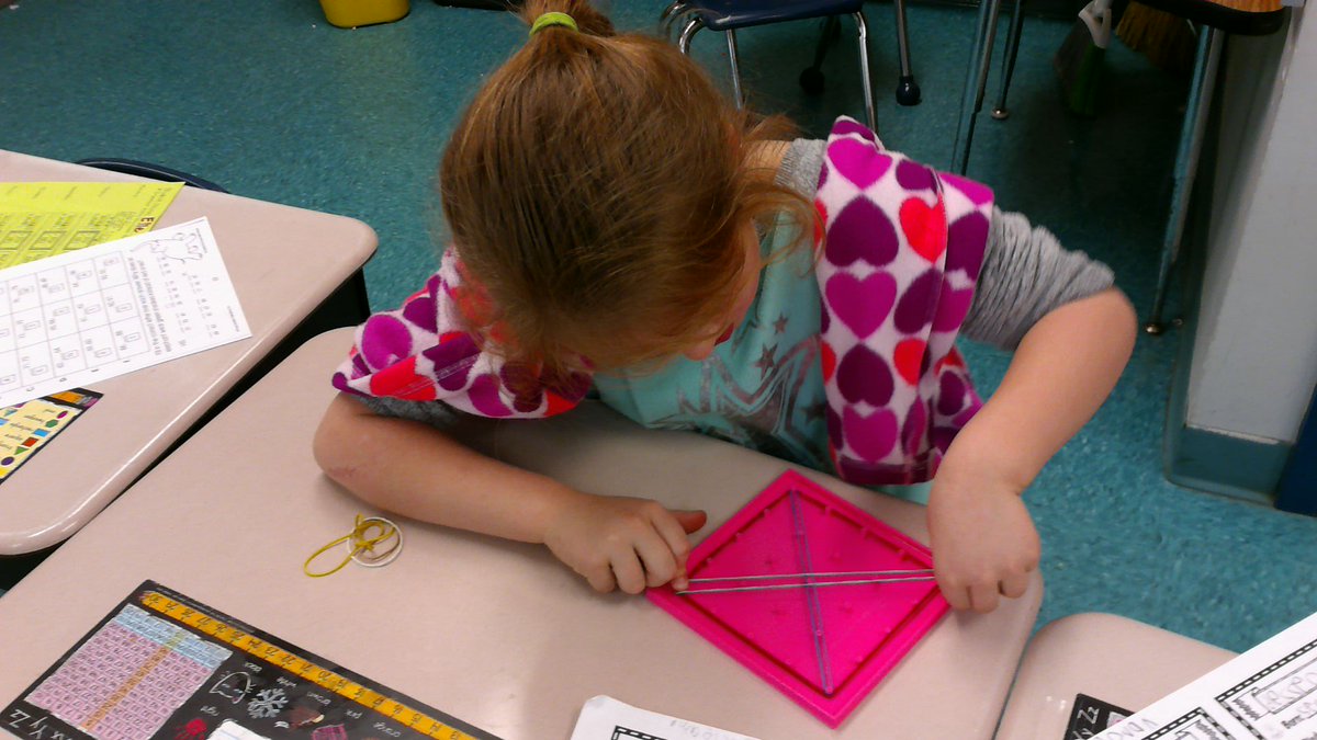 DES1stGrade's tweet photo. Using geoboards to divide shapes into equal parts. #AACPSAwesome @DESAACPS https://t.co/Xv7WzQ0SVs