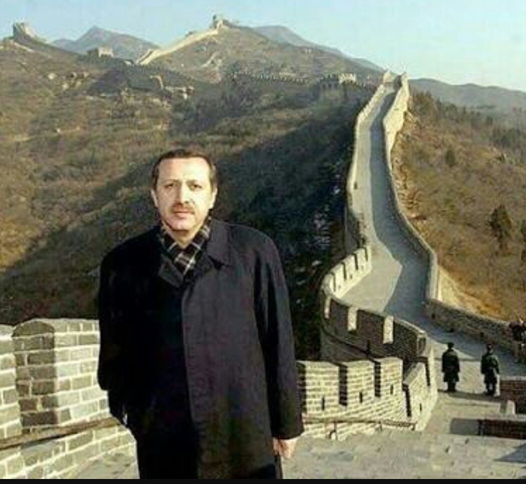 Çin Halk Cumhuriyetinin Recep Tayyip Erdoğan'ı en çok aradığı dönemde kendisi çin seddi önünde fotoğraf çektirmiştir.