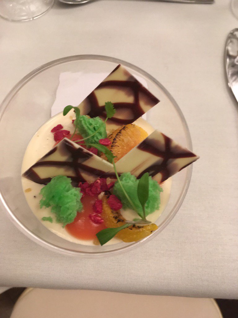 Donnag21Donna's tweet photo. @chefmalcolmwood @ChartwellsInd @GrahamRoly #letsdodessert https://t.co/UkleXuJVWV