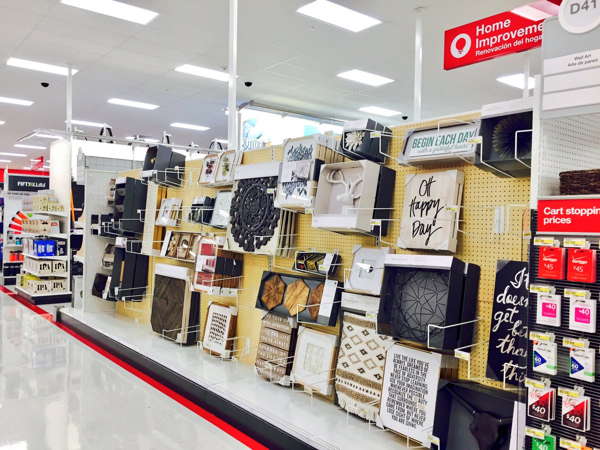 megansmac's tweet photo. Moving style to the aisle 🏡#inspirationinhome #TheBluff @Vannaaaaaaaaaa @pitajuarez24 @Tim_Heit https://t.co/7dlTpKZqRS