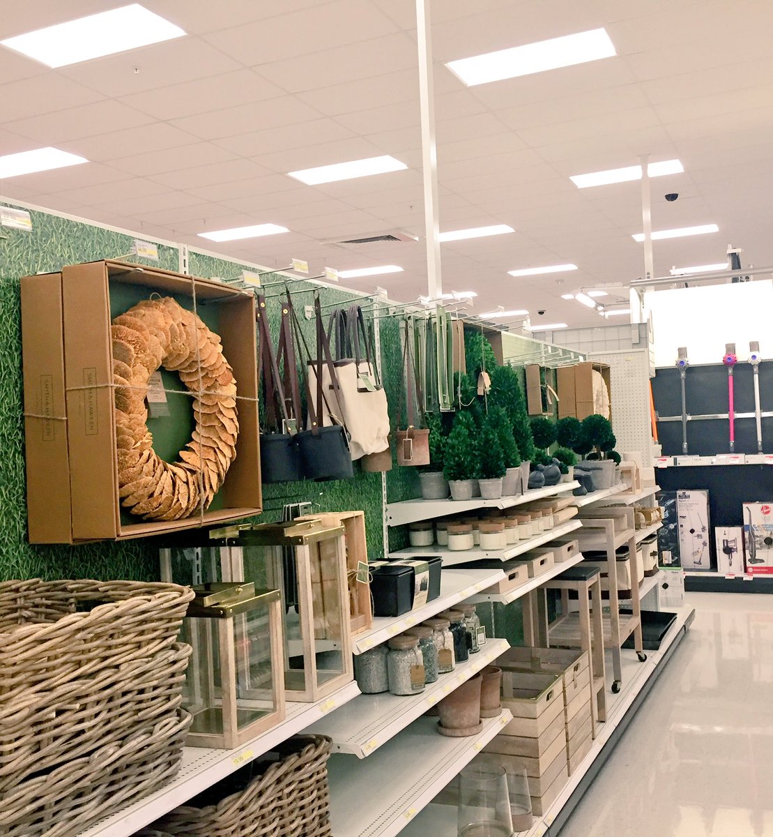 megansmac's tweet photo. Moving style to the aisle 🏡#inspirationinhome #TheBluff @Vannaaaaaaaaaa @pitajuarez24 @Tim_Heit https://t.co/7dlTpKZqRS