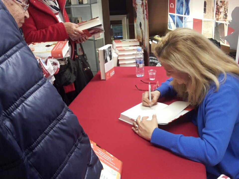 Todavía estas a tiempo de tener tu ejemplar firmado de #ComoFuegoenElHielo por la montisonense Luz Gabas