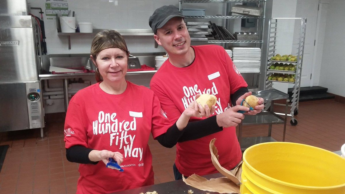AtGoreMutual's tweet photo. We love giving back to our community! Members of the #GoreTeam helping out at the local #MealsOnWheels kitchen! #HeartsInAction #LifeAtGore https://t.co/qRFrbRHUMO
