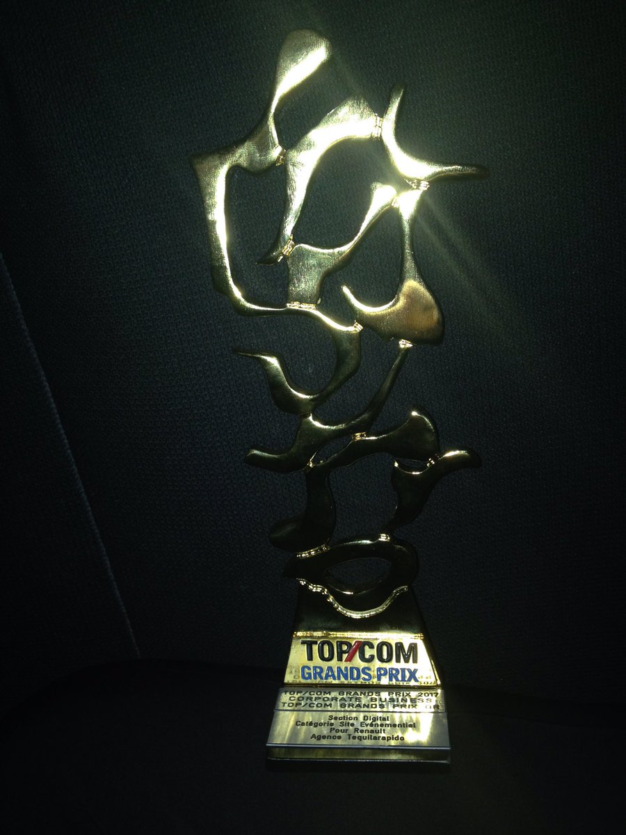 DusensEurope's tweet photo. Et biiiim c'est l'ooooooor pour notre projet Corporate Motor Show qui met à l'honneur la #social #data avec @Groupe_Renault !!! #topcom17 😎🏆 https://t.co/XymF21BUao