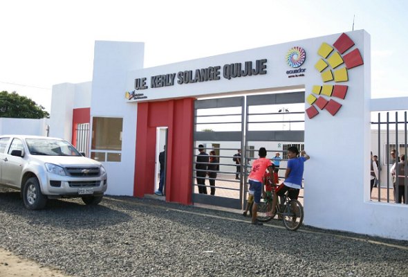 PublicaFM's tweet image. Unidad Educativa fue nombrada en honor a niña víctima del terremoto ►goo.gl/QnTyDV