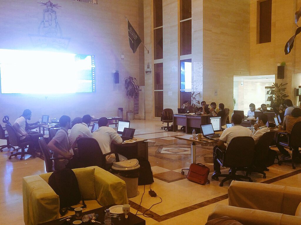 FCITKAU's tweet image. يحدث الآن في بهو #FCIT مسابقة #hashcode2017 بالتوفيق لجميع المشاركين.