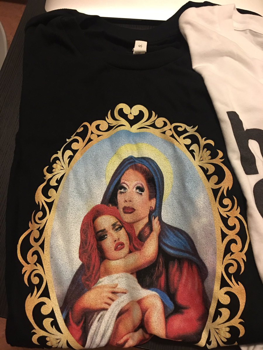 arna1403's tweet photo. When ur best friend slays at bday presents bara segja #dragrace #rutastic #dragracemerch https://t.co/PSwF9t7N6A