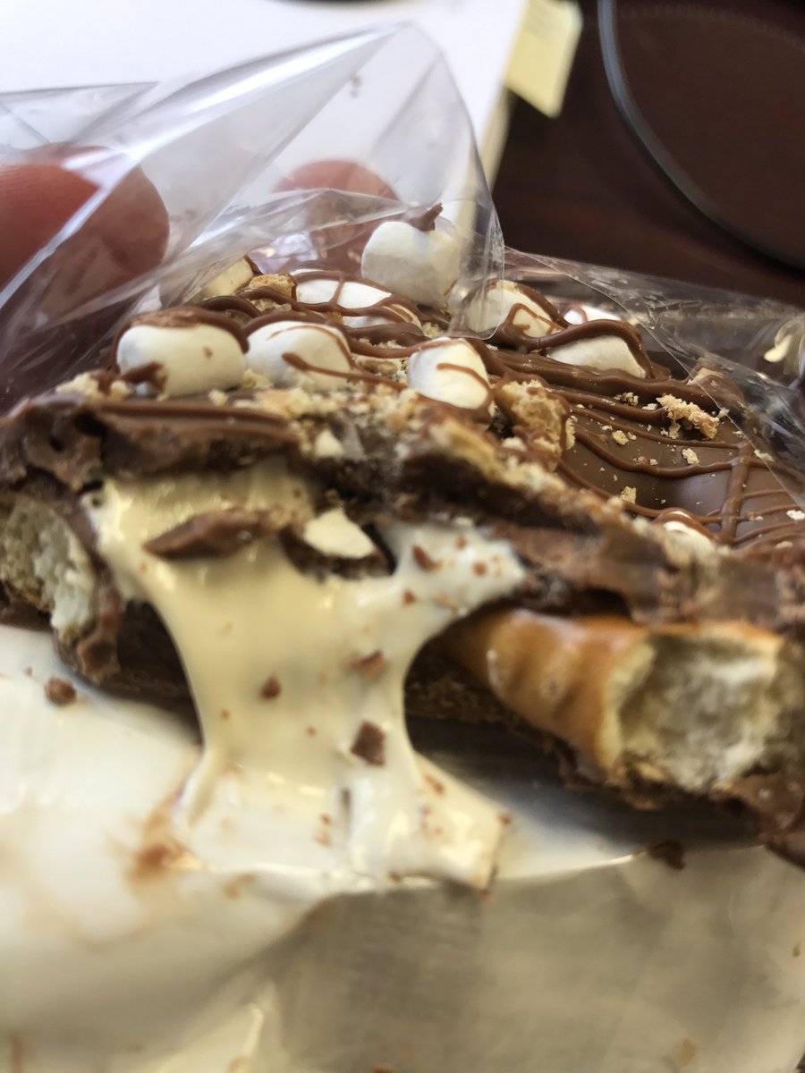 LANDIES CANDIES STUFFED SMORE PRETZEL 😳 👌🏻 <a href="/LandiesCandies/">Landies Candies</a>