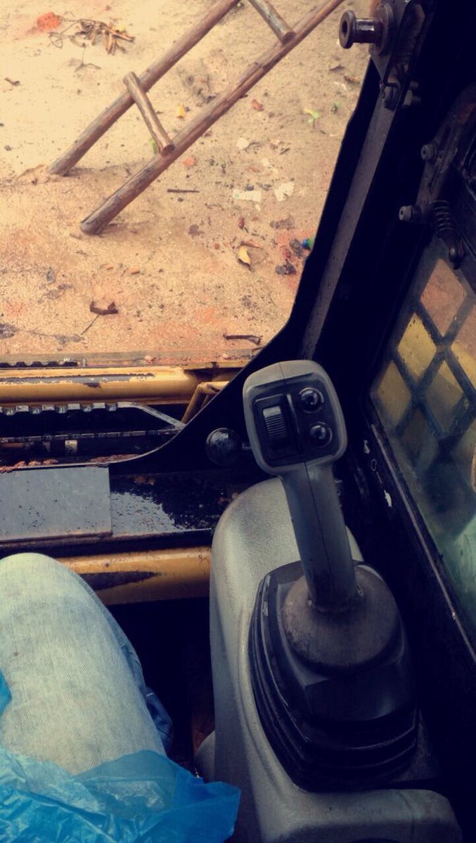brupsac's tweet photo. Hoje foi bom trabalhar com uma grande maquina , por pouco tempo . #Caterpilllar 226B #massa #Contek https://t.co/R08xChd5or