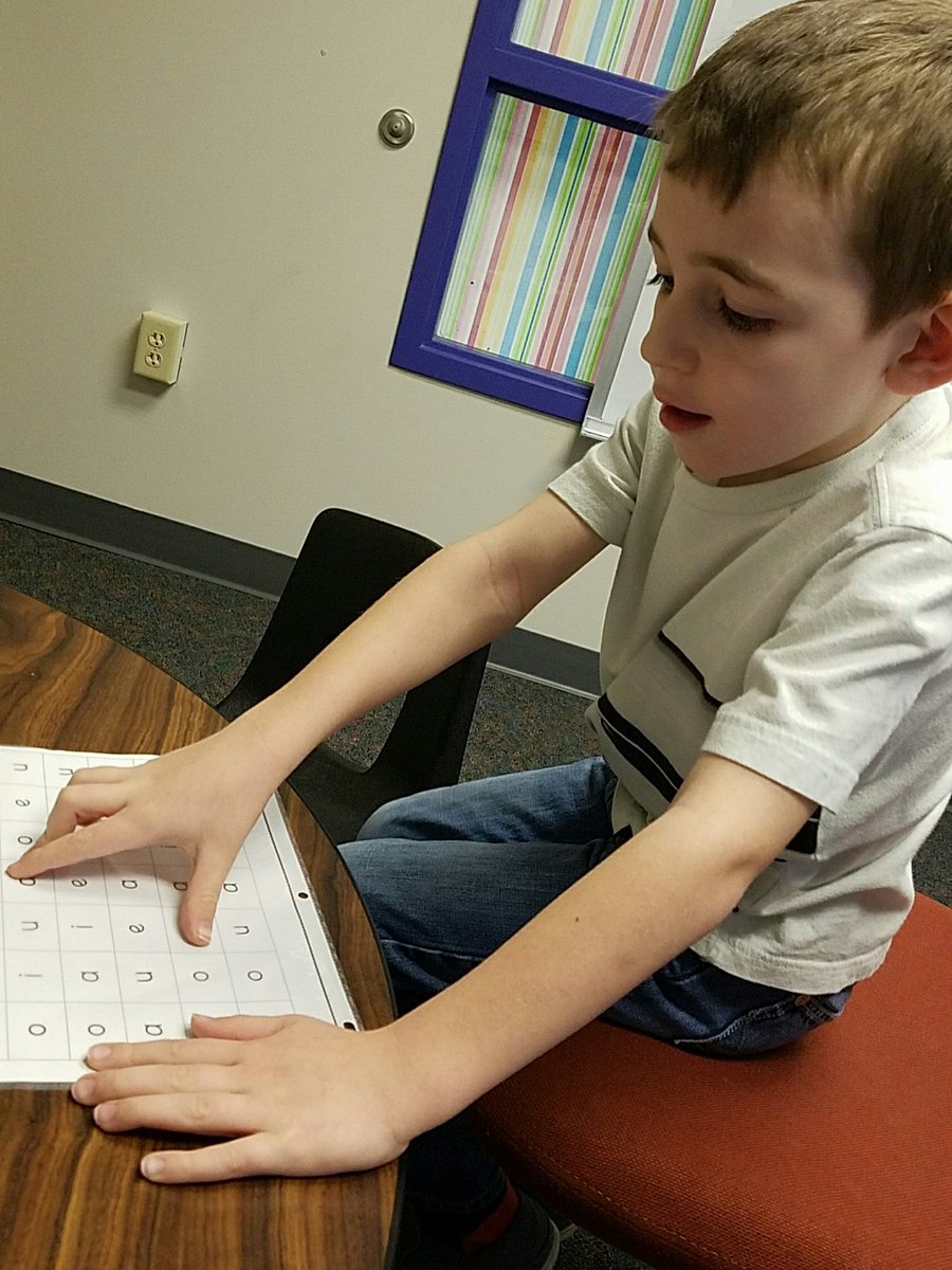 CaitlynHoward10's tweet photo. @missbishopfcs Kiernan's turn for short vowel sounds! #DLDay #he'sonesmartcookie https://t.co/caNikeYhTM