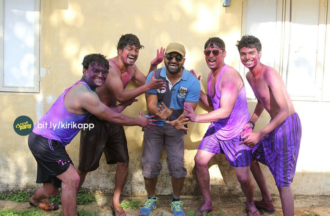 sakkare_thaayi's tweet photo. So cute!๐๐ #HoliScene #BehindTheScenes #KirikParty ๐๐Exclusive pics on #KPapp @shetty_rishab @ashwinpallakki @aravinndiyertv @achar_chandan https://t.co/7L3SAzhcLn