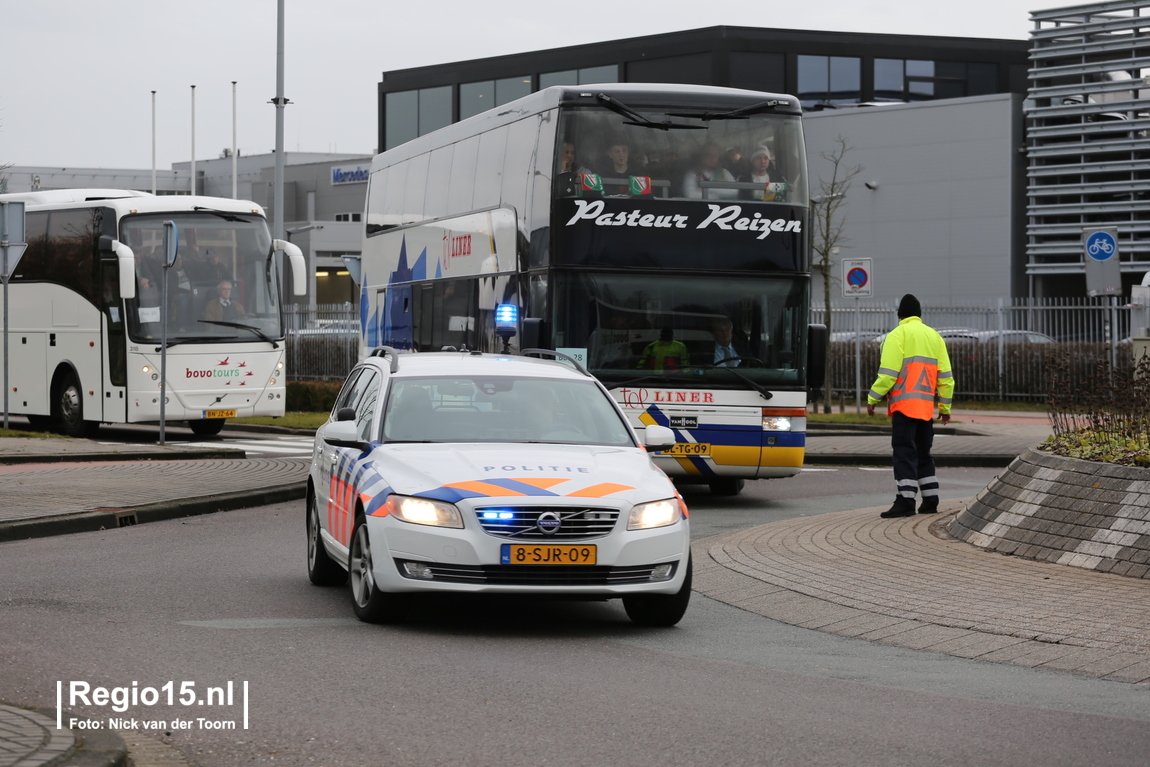 regio15's tweet image. Bij het #ADO stadion verzamelden vanmiddag Poolse fans van #Legia ivm de wedstrijd in #Amsterdam tegen #Ajax.