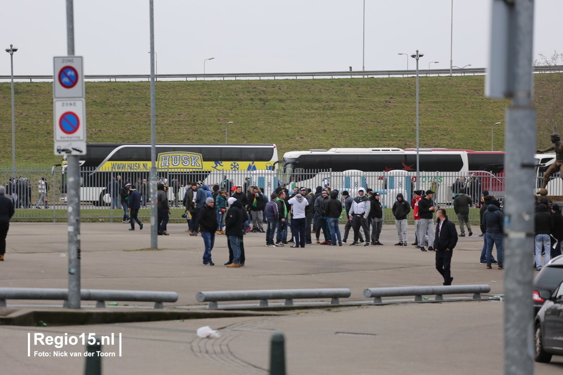 regio15's tweet image. Bij het #ADO stadion verzamelden vanmiddag Poolse fans van #Legia ivm de wedstrijd in #Amsterdam tegen #Ajax.