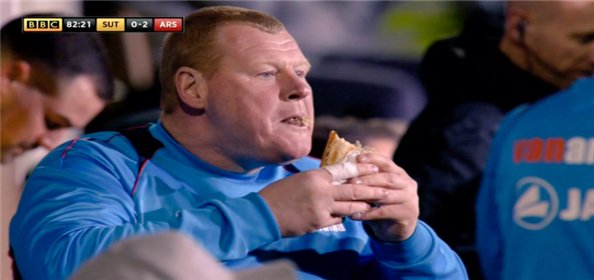 Soccernews_nl's tweet photo. Ontslagen Sutton-keeper reageert: "Had nog wel wat chilisaus op gemogen" #sutars #facup https://t.co/lkrR6EPYZE https://t.co/aVCZhH32af