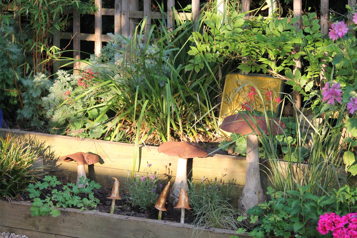 Valetherapist's tweet image. Loupageart #garden scape with my design of #mushrooms