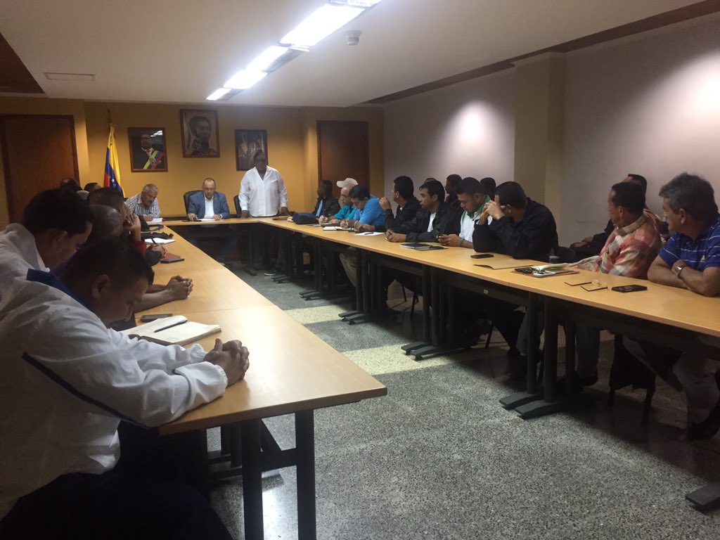 torrealbaf's tweet photo. #Ahora Reunión con sindicatos de Smurfit Kapp atendiendo requerimientos de la Clase Obrera @NicolasMaduro #1Millon500YLasQueFaltan https://t.co/DPX0vaumMO