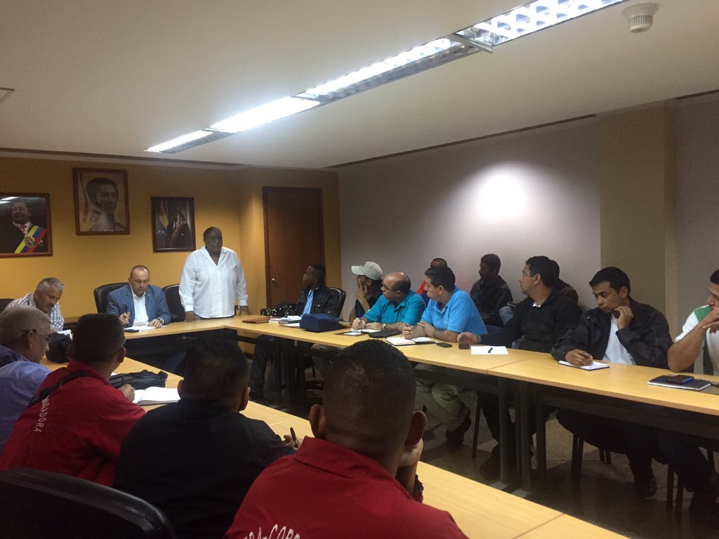 torrealbaf's tweet photo. #Ahora Reunión con sindicatos de Smurfit Kapp atendiendo requerimientos de la Clase Obrera @NicolasMaduro #1Millon500YLasQueFaltan https://t.co/DPX0vaumMO