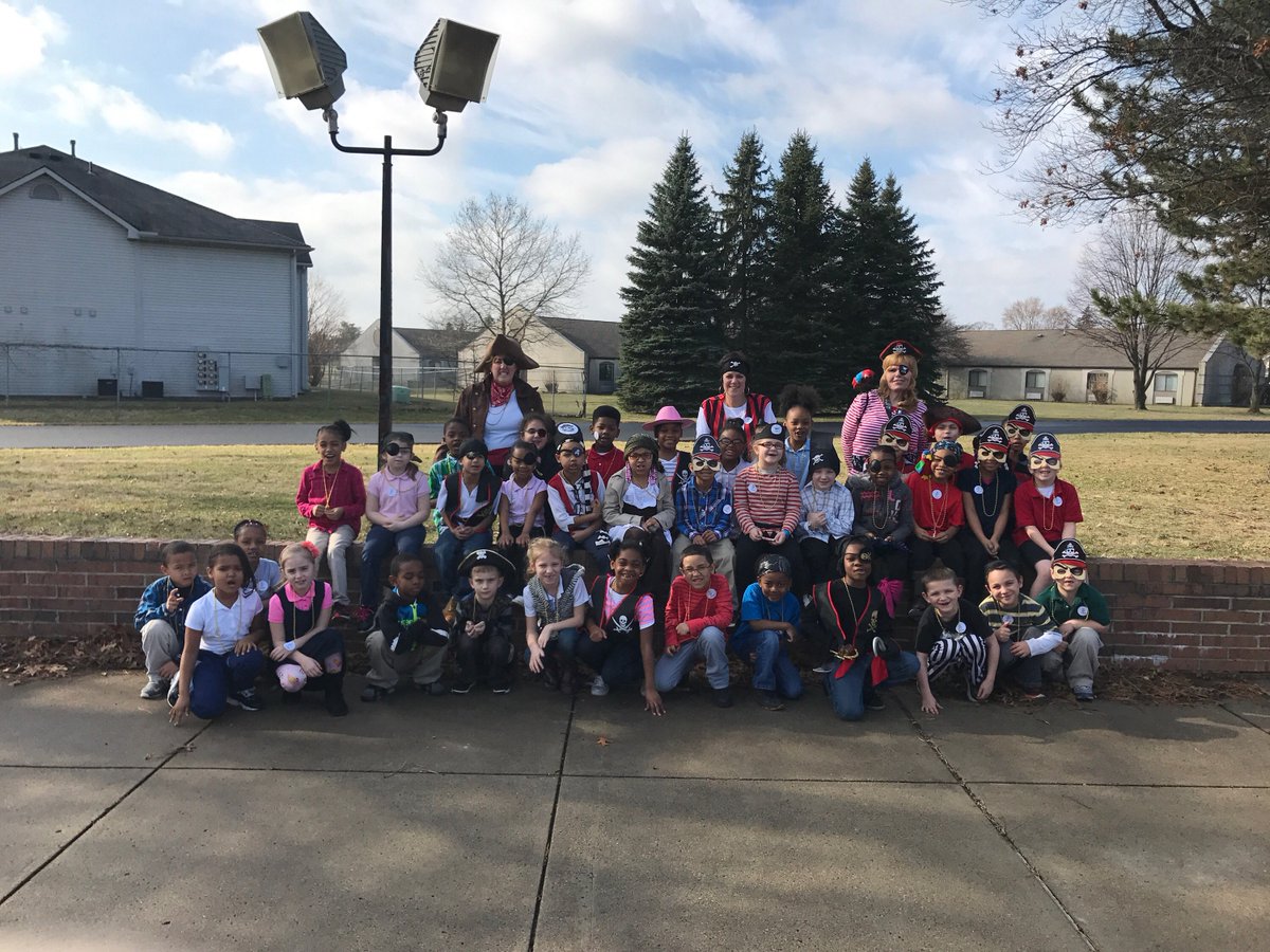 GFGators's tweet image. 1st Grade students/teachers are dressing up as pirates to help learn their "AR" literacy words this week! They "AR" TPS proud! @burgessdave