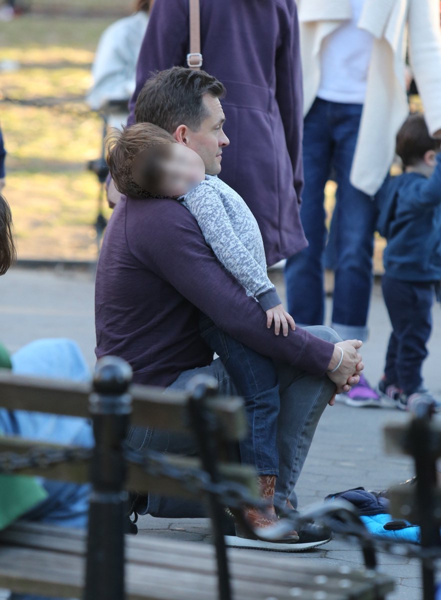 BRHughDancy's tweet photo. Hugh Dancy fotografado passeando com o filho em Nova York dia 19 de fevereiro. Fofinhos! <3 (1/2) https://t.co/MAdfsWqo4l