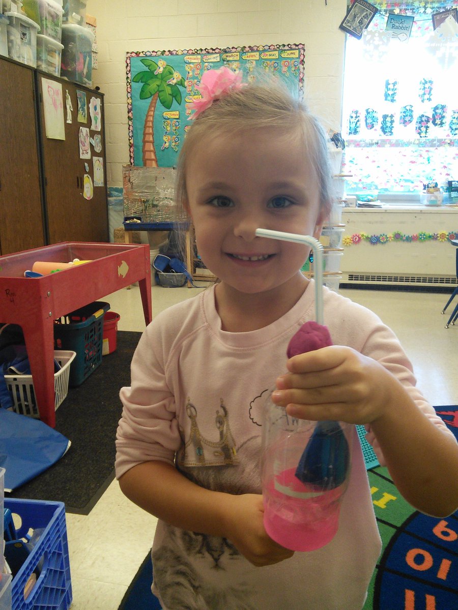 MsLammatPlayer's tweet photo. Today we made a model of our #lungs to help us understand how we breathe #handsonlearning @PlayerSchool @ISD109 https://t.co/gKomChUeFH