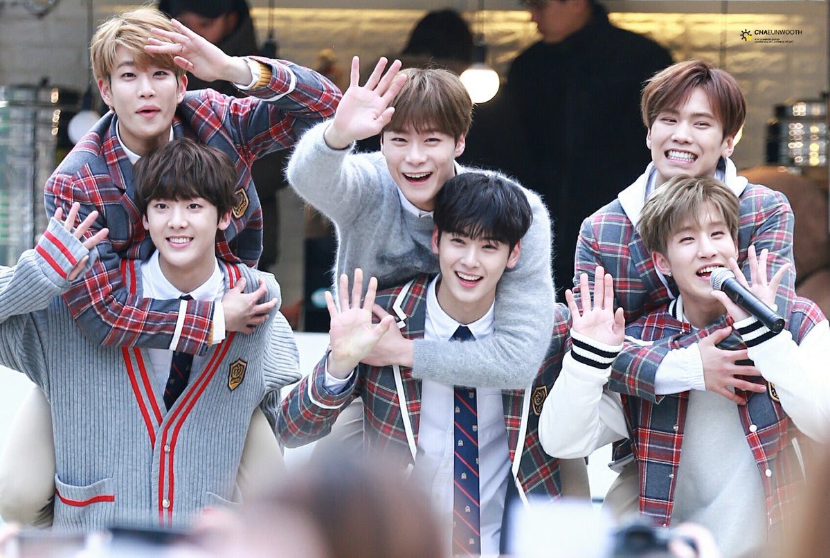noonnooreen's tweet photo. I'll be the sky tonight in order to make the stars shine🌟💕 #ASTRO1stAnniversary #HappyASTROday https://t.co/7R0kEIapjp