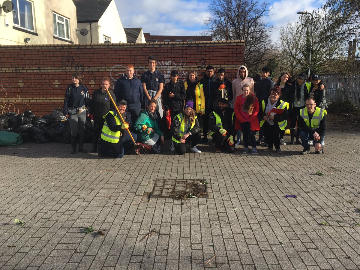 Big thanks to all that helped today at the #bigcleanup in #Maindee ! Fantastic turn out and effort !