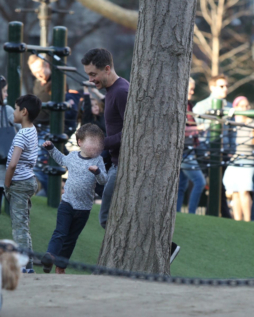 BRHughDancy's tweet photo. Hugh Dancy fotografado passeando com o filho em Nova York dia 19 de fevereiro. Fofinhos! <3 (2/2) https://t.co/EDkyLAjRLj