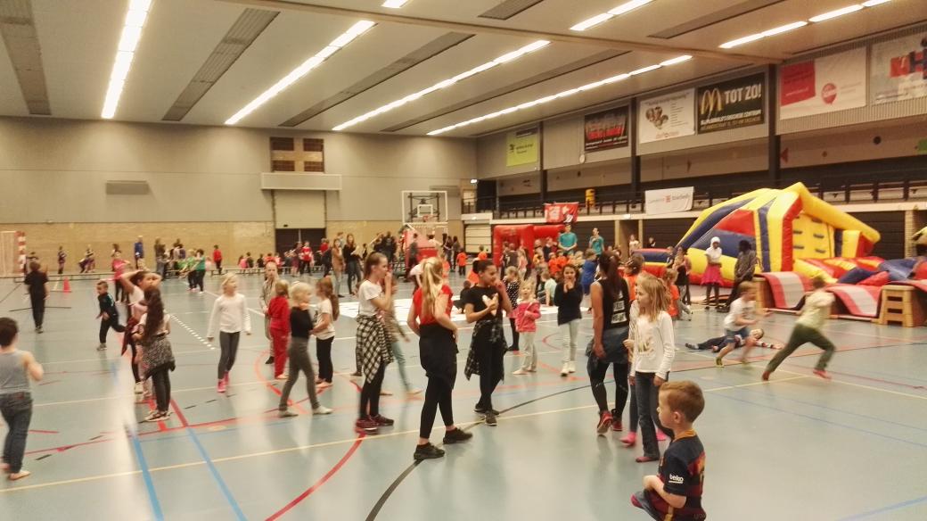 Uiteindelijk 250 kinderen bij geslaagde instuif in Pathmoshal. <a href="/Scorenindewijk/">Scoren in de wijk</a> <a href="/Sportaal053/">Sportaal</a> <a href="/Gem_Enschede/">Gemeente Enschede</a> <a href="/Alifawest/">Alifawest</a>