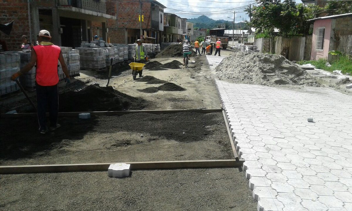municipiochone's tweet photo. Alcaldía de #Chone continúa trabajando con el adoquinado en la calle 10 de Agosto del barrio Tacheve, parroquia Santa Rita https://t.co/ZjLpgyY3AG