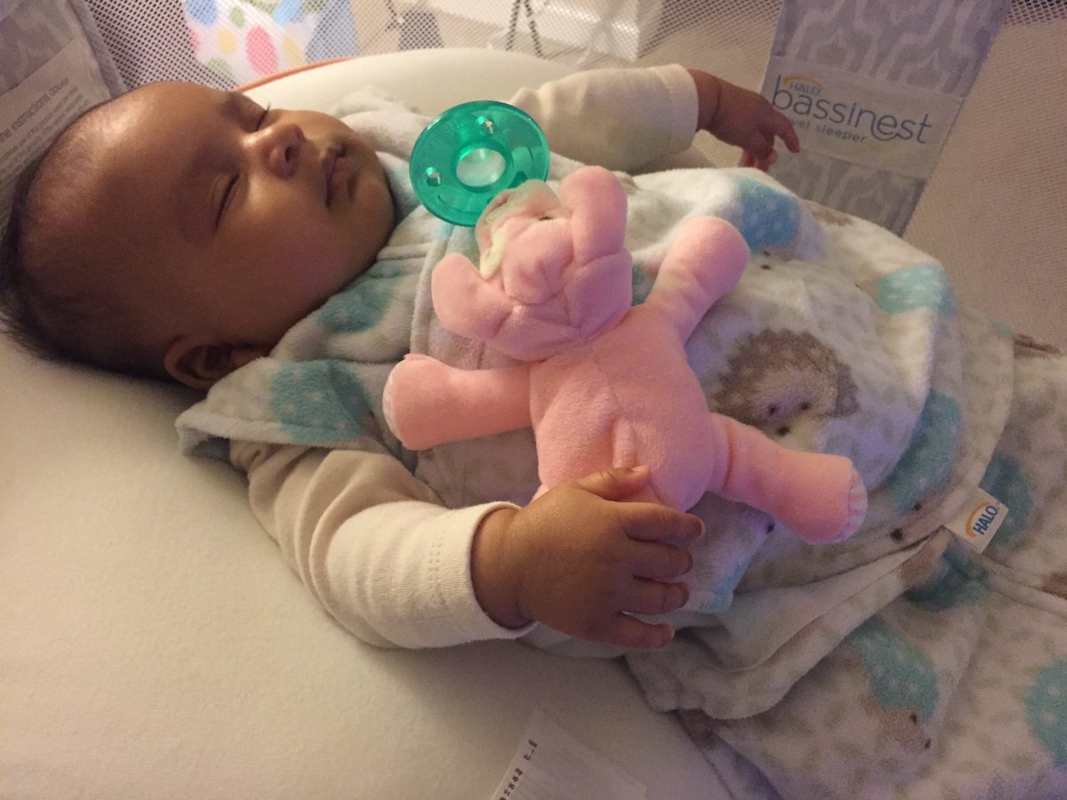 StellaRoseDavis's tweet photo. We 💖 the #HaloSleepSack, but @HaloSleep needs more colors for girls! This is the 2nd time @target (2nd store) &amp; they only have boy colors!😴 https://t.co/jvlHIlC87Y