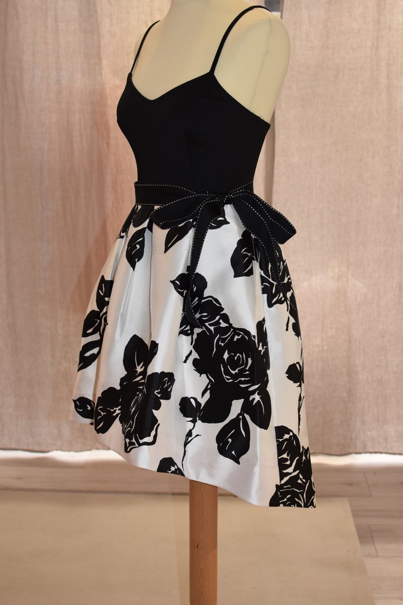 Une partie de la nouvelle collection cocktail est arrivée! 
 Venez essayer cette robe de notre nouvelle marque: My little princess!