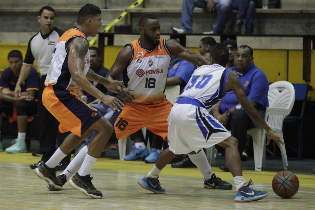BroncosdeCcs's tweet photo. #TBT @Jhornanbskt Y @thetractor18 en parque miranda en el juego de la temporada regular de la #LNB2016 ante @EstudiantesBBC #Basket https://t.co/DuulOuYM2N
