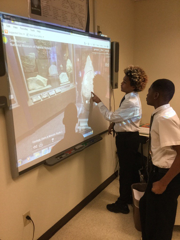 EntAcad's tweet image. Two EA students taking our class on a virtual field trip to the Smithsonian museum ! So much fun! #NNPSDLDay #DLDay