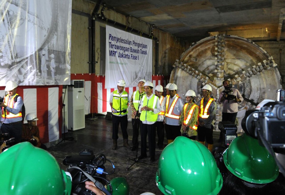 jokowi's tweet image. MRT Jakarta tahap pertama (Lebak Bulus-HI), Insya Allah beroperasi bulan Maret 2019. Tapi, waktu Asian Games 2018, bagian atas rampung -Jkw