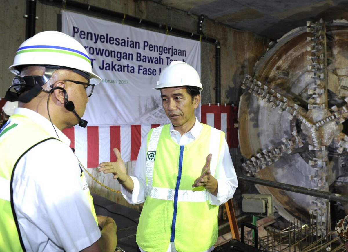 jokowi's tweet image. MRT Jakarta tahap pertama (Lebak Bulus-HI), Insya Allah beroperasi bulan Maret 2019. Tapi, waktu Asian Games 2018, bagian atas rampung -Jkw